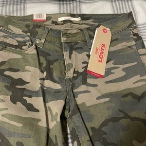 NWT Levi’s 711 Skinny Jeans 28